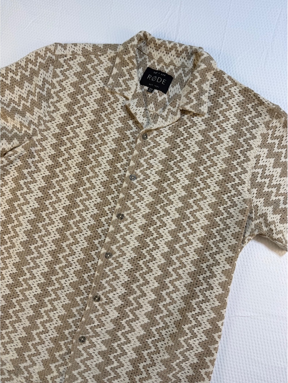 RØDE SRF + SK8 Mens Medium Crochet Knit Button Shirt Tan Geometric Resortcore